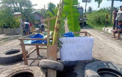Aksi masyarakat memblokir jalan Umar Baki Binjai, Kamis (12/5)
