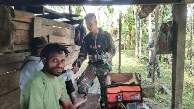 Satgas Yonif 126/KC Patroli Pelayanan Kesehatan Door To Door di Perbatasan Papua