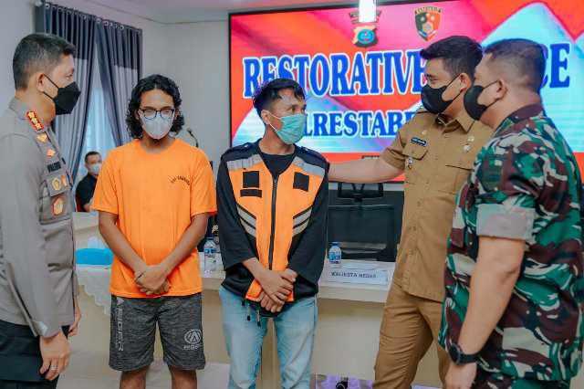 Wali Kota Medan saat menemui juru parkir di Mapolrestabes Medan, Selasa (10/5)