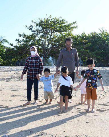 Presiden Jokowi dan Ibu Negara bersama para cucu berwisata di pantai Nusa Dua 