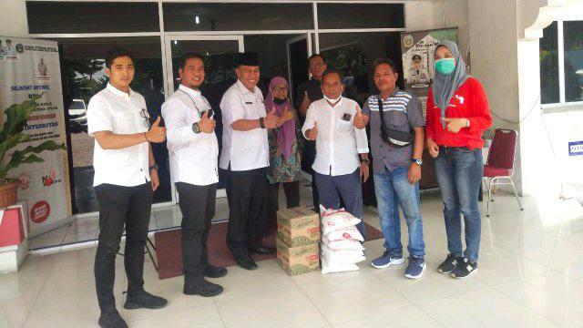 Gerakan Berbagi Indonesia Sehat Indonesia Hebat memberikan bantuan sembako kepada para buruh, Rabu (18/5)