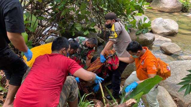 Petugas saat melakukan evakuasi dari sungai Sarudik