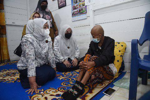 Nawal Lubis didampingi Sekretaris YKI Sumut Siti Zahara Nasution menjenguk Anita penderita Kanker di Medan, Senin (30/05).