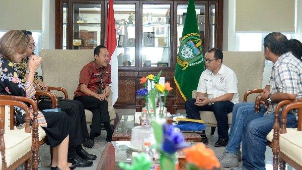 Arief S Trinugroho menerima audiensi sekaligus bersilaturahmi dengan pengurus Toyota Fortuner Club Indonesia di Ruang Kerja Lantai 9 Gedung Kantor Gubernur Sumut Jalan Diponegoro Nomor 30 Medan, Kamis (11/5).