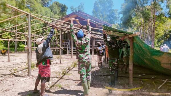 Danpos Lettu Inf Andy Junaidi dan jajaran membantu penyiapan proses pemakaman jenazah Ondoafi Apiaro Bapak Enumbi