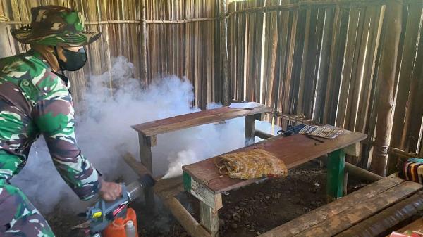 Berantas Malaria Satgas Yonif 143/TWEJ Lakukan Fogging di Kampung Pedalaman Papua