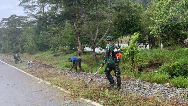 Gotong royong membersihkan lingkungan di Kampung Trikora