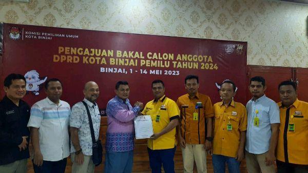 Pengurus DPC Hanura saat menyerahkan daftar Bacaleg ke KPU Binjai 