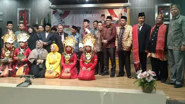 Pelantikan Pengurus Forum Masyarakat Dalihan Natolu (Formadana) Provinsi Aceh dan Milad ke-8 Naposo Nauli Bulung Tabagsel &ndash; Aceh di Aula Balai Kota Banda Aceh, Minggu (27/5).
