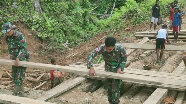 Prajurit TNI perbaiki jembatan di pedalaman Papua 