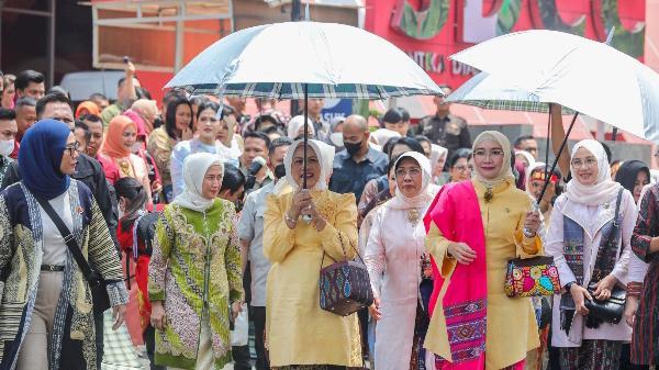 Sri Ayu Mihari &nbsp;mendampingi Ibu Negara Iriana Joko Widodo, serta Ketua Dekranas Wury Ma&rsquo;ruf Amin, pada peringatan Hari Ulang Tahun Ke-43 Dekranas di Medan, Selasa (16/05).