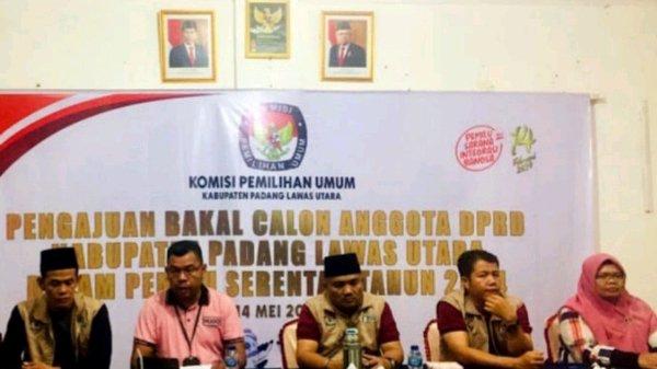 KPU Paluta didampingi Bawaslu secara resmi menutup pendaftaran Bacaleg, Minggu (14/5) malam