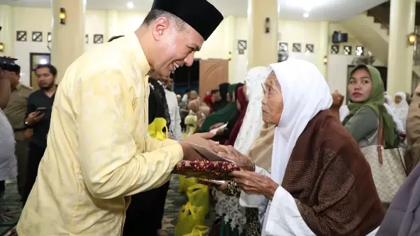 Musa Rajekshah bersilaturahmi dengan Dewan Masjid Indonesia (DMI) Tebingtinggi dan Bilal Mayit di Masjid Al Hidayah, Jalan Jend Ahmad Yani, Kelurahan Durian, Kota Tebingtinggi, Selasa (30/5) malam. 