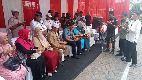 H. Albiner Sitompul bersama keluarga dan para tokoh masyarakat mengabadikan momen usai penyerahan berkas pencalonan DPD RI.