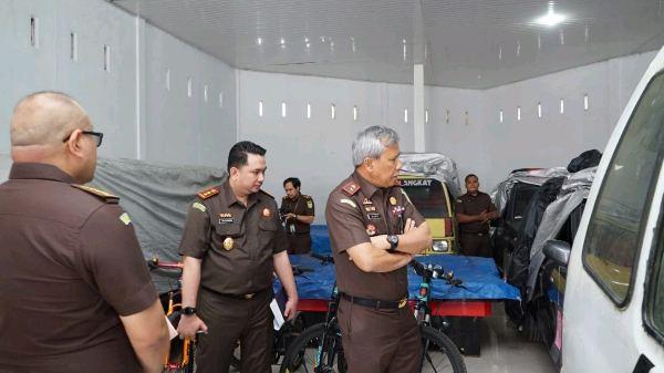 Idianto saat mengecek ruangan di Kejari Karo