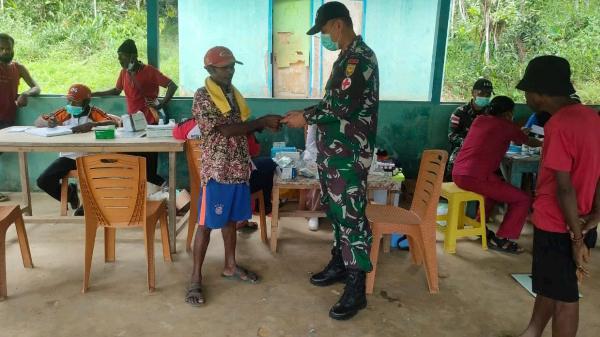 Gandeng Puskesmas, Satgas Yonif 143/TWEJ Sehatkan Masyarakat di Papua