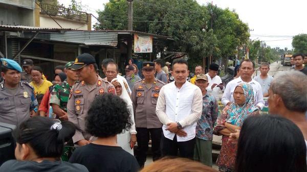 Aksi blokir menuntut penuntasan Proyek pembangunan jalan Umar Baki 