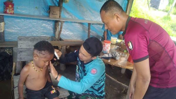 Pangkas rambut untuk menjaga penampilan dan kerapian anak-anak pelajar di Pos Kelila, Distrik Kelila