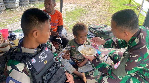 Tim Kesehatan Satgas Yonif Raider 200/BN memberikan pelayanan kesehatan terbaik kepada masyarakat