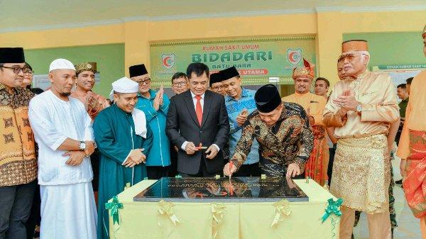 Bupati Zahir menandatangani prasasti RSU Bidadari Batu Bara, disaksikan Deputi Bidkor Dalam Negeri Kemenko Polhukam, Mayjen TNI Djaka Budi Utama (Jas hitam), Dirut RSU Bidadari Group serta para tamu undangan lainnya.