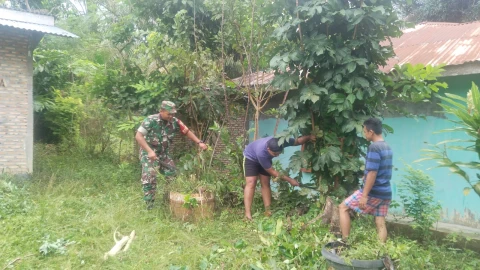 Kegiatan gotong royong bersama masyarakat membersihkan lingkungan di Desa Perlabian