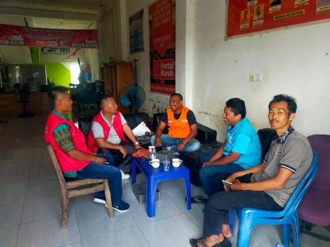 Tiga tokoh pucuk pimpinan parpol non parlemen dari Partai Buruh, Partai Gelora dan Partai PSI diskusi kecil jelang Pilkada Kabupaten Pelalawan.