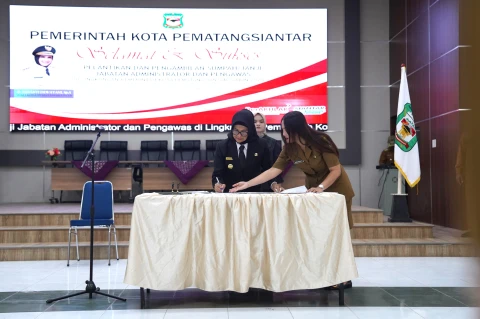 dr Susanti Dewayani melantik pejabat di lingkungan Pemko Siantar 