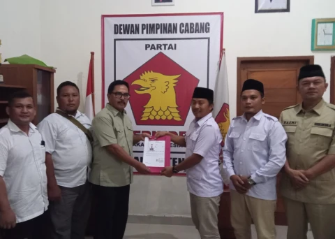 Marsma TNI (Purn) Raja H Manalu saat menyerahkan berkas Bakal Calon Bupati Tapteng, ke Kantor DPC Partai Gerindra Kabupaten Tapanuli Tengah.