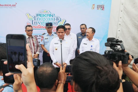 Hassanudin meluncurkan Pelayanan Perizinan Bergerak (mobile service) yang berbentuk bus di halaman Istana Maimon, Jalan Brigjend Katamso Medan, Rabu (15/5).