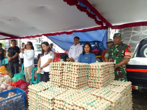 Kegiatan pasar murah yang digelar Disperindag Kab. Mimika, bertempat di halaman kantor Distrik Mimika Baru