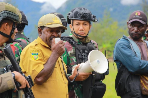 Hengki Bagubau, Sekretaris distrik Homeyo