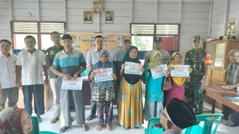Pemdes Ladang Tengah Salurkan BLT Dana Desa Tahun 2024 ke Puluhan KPM