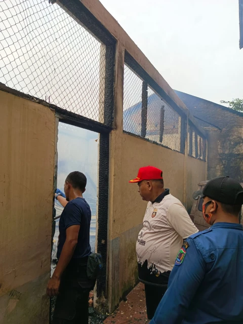 Gudang yang terbakar 