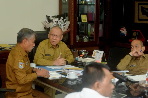 Effendy Pohan memimpin Rapat secara daring melalui aplikasi Zoom bersama seluruh Sekda Kabupaten/Kota Se-Sumut di ruang kerja Sekda Provinsi Sumut Lantai 9 Kantor Gubernur Sumut Jalan Dipenogoro, Kota Medan, Senin (26/5).