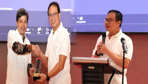 Presiden Direktur PT Agincourt Resources, Muliady Sutio memberikan kenang-kenangan kepada Direktur Teknik dan Lingkungan Minerba dan Kepala Inspektur Tambang Ditjen Minerba Kementerian ESDM, Hendra Gunawan, usai talk show "Seluk Beluk Pertambangan Berwawasan Lingkungan" di Samosir, Sumatra Utara. Dan (Kanan), Presiden Direktur PT Agincourt Resources, Muliady Sutio, membuka talk show bertajuk &ldquo;Seluk Beluk Pertambangan Berwawasan Lingkungan&rdquo; yang digelar di Samosir, Sumatra Utara, Senin 26 Mei 2025