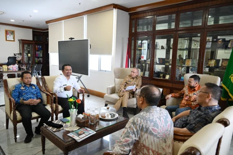 Effendy Pohan menerima audiensi Pengurus Perhimpunan Insan Perunggasan Rakyat (PINSAR) Indonesia dalam rangka menyambut peringatan Hari Ayam dan Telur Nasional di ruang kerja Sekda Prov.Sumut Kantor Gubsu Jalan Diponegoro Nomor 30 Medan, Selasa ( 20/5/2025 ).