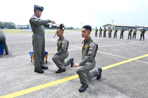 Upacara penyematan Badge Camar Number kepada dua penerbang Skadron Udara 5