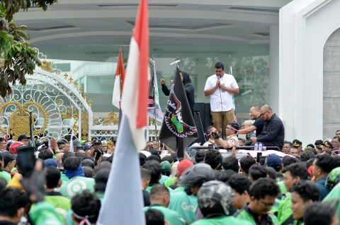 Muhammad Bobby Afif Nasution menemui dan mendengarkan keluhan para driver ojek online (Ojol) roda dua, yang melakukan unjuk rasa di depan Kantor Gubernur Sumut, Jalan Diponegoro 30 Medan, Selasa (20/5). 