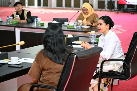 Kahiyang Ayu menerima audiensi  Dekranasda Kabupaten Tapanuli Utara di Aula Tengku Rizal Nurdin, Rumah Dinas Gubernur Sumut, Jalan Sudirman No. 41, Medan, Senin (19/5/2025).