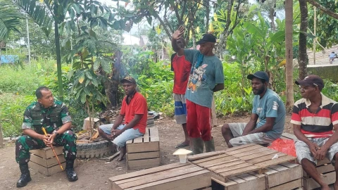 Letkol Inf M. Slamet Wijaya, S. Sos., M. Han., M.A. tampak akrab bercengkrama dengan warga