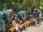 Terapkan Pola Hidup Rapi, Satgas Yonif 715/Mtl Berikan Layanan Potong Rambut Gratis