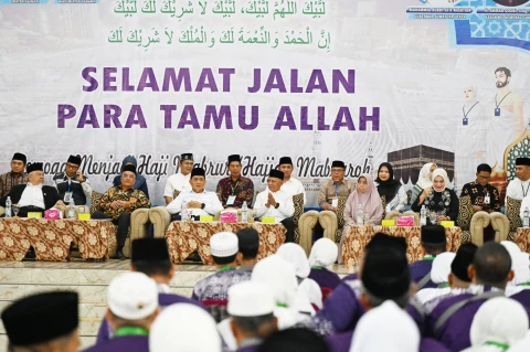 Surya mendampingi Wakil Menteri Agama (Wamenag) Romo Muhammad Syafi&rsquo;i melepas keberangkatan calon jemaah haji kelompok terbang (kloter) I embarkasi KNO Medan 1446 H/2025 M asal Kota Padangsidimpuan, Jumat (2/5/2025).