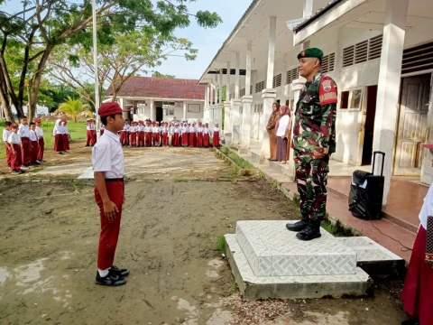 Serma Chairul Anwar  melaksanakan pembinaan wilayah dengan menjadi Pembina upacara bendera di SDN  03 Panai Tengah