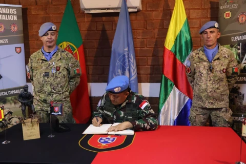 Guest of Honour dalam upacara penyematan medali untuk Kontingen Quick Reaction Force Portugal ke-16