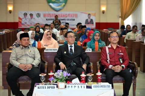 Porman Mahulae menyampaikan pesan Gubernur Sumut Bobby Nasution saat menghadiri Musyawarah Perencanaan Pembangunan (Musrenbang) Rencana Kerja Pemerintah Daerah (RKPD) tahun 2026 Kabupaten Tapanuli Selatan (Tapsel) di Aula Sarasi Lantai 3 Kantor Bupati Tapsel, Jumat (2/5).