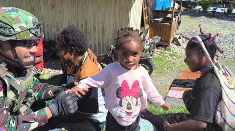 Personel Pos Pruleme mendatangi dan memberikan bantuan