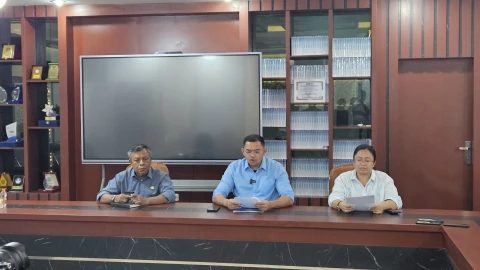 Kepala Dinas Pendidikan Sumatera Utara (Sumut) Alexander Sinulingga menjelaskan tentang Sistem Penerimaan Murid Baru (SPMB) di Sumut, di kantornya, Jumat (2/5).