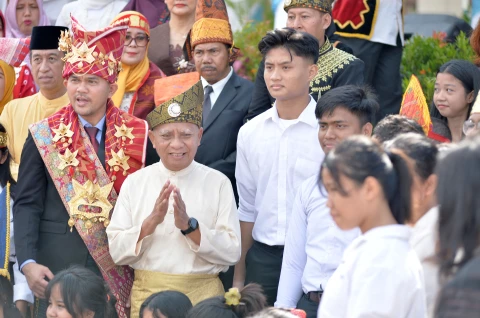 Wakil Gubernur Sumatera Utara (Sumut) Surya memimpin upacara Peringatan Hari Pendidikan Nasional (Hardiknas) Tahun 2025 di Lapangan Astaka Jalan Williem Iskandar Deliserdang, Jumat (2/5).