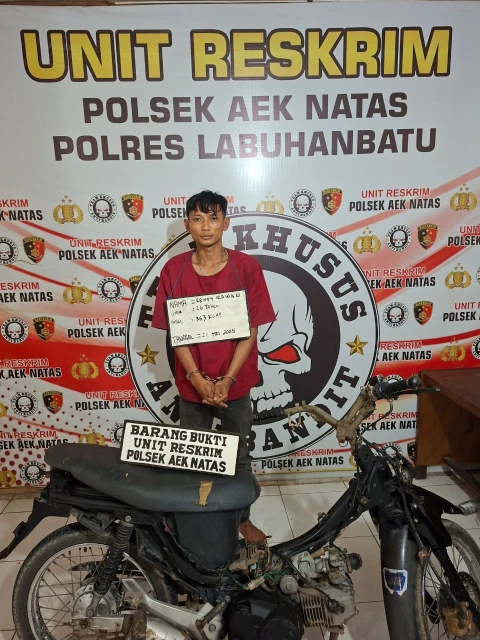 Pelaku Pencurian Sepeda Motor Rendy Irawan saat berada di Polsek Aek Natas