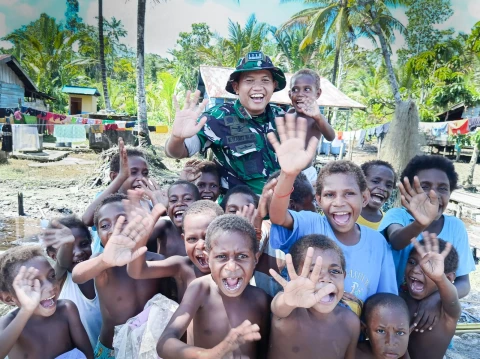 Letkol Inf M. Slamet Wijaya, S. Sos., M. Han., M.A. menunjukkan kepeduliannya terhadap warga sekitar